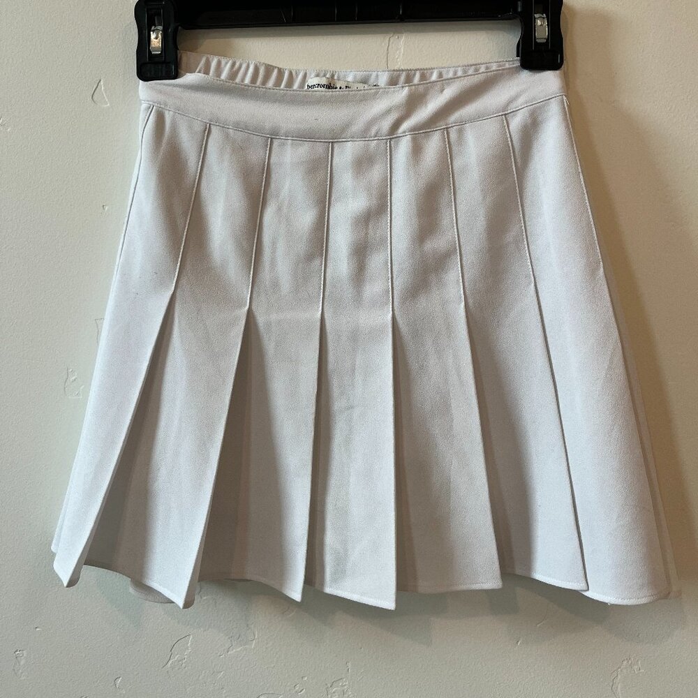 Abercrombie & Fitch Women's White Pleated Skirt
